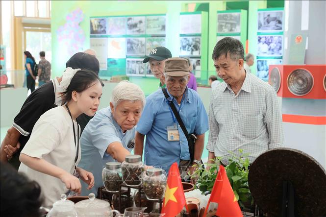 Khách tham quan và thưởng thức sản vật tại gian trưng bày của tỉnh Tuyên Quang. Ảnh: An Đăng - TTXVN