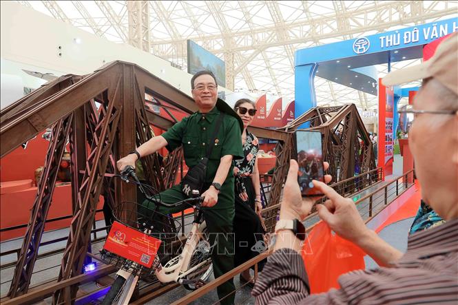 Người dân trải nghiệm không gian trưng bày của thành phố Hà Nội. Ảnh: An Đăng - TTXVN
