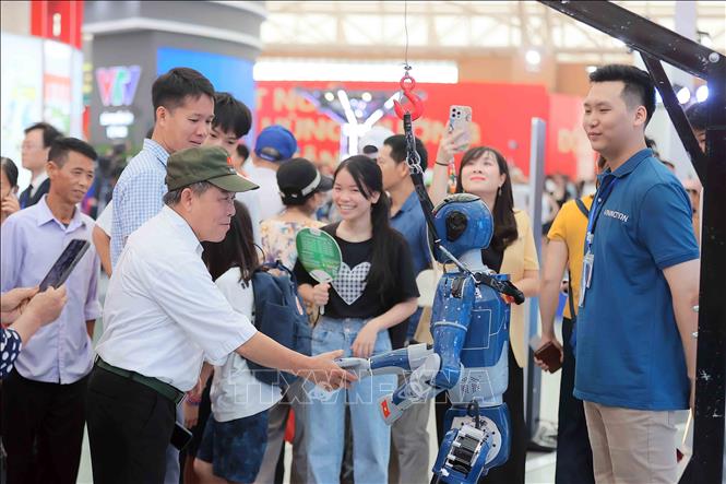 Người dân tham quan, trải nghiệm trại Khu trưng bày của Bộ Khoa học và Công nghệ. Ảnh: An Đăng - TTXVN