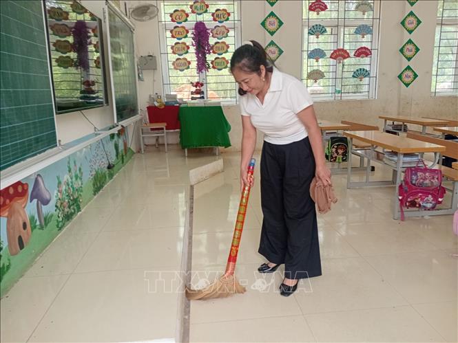 Giáo viên một trường học tại tỉnh Thanh Hóa đang dọn dẹp vệ sinh chuẩn bị năm học mới. Ảnh: Nguyễn Nam-TTXVN