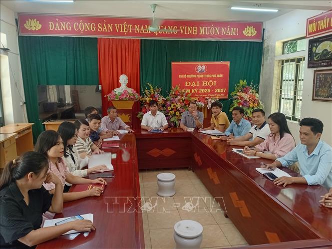 Ban giám hiệu Trường phổ thông dân tộc bán trú trung học cơ sở Phú Xuân, tỉnh Thanh Hóa triển khai nhiệm vụ năm học mới. Ảnh: Nguyễn Nam-TTXVN