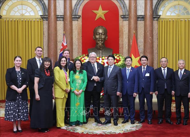 Chủ tịch nước Lương Cường với Chủ tịch Quốc hội New Zealand Gerry Brownlee và các đại biểu. Ảnh: Lâm Khánh - TTXVN
