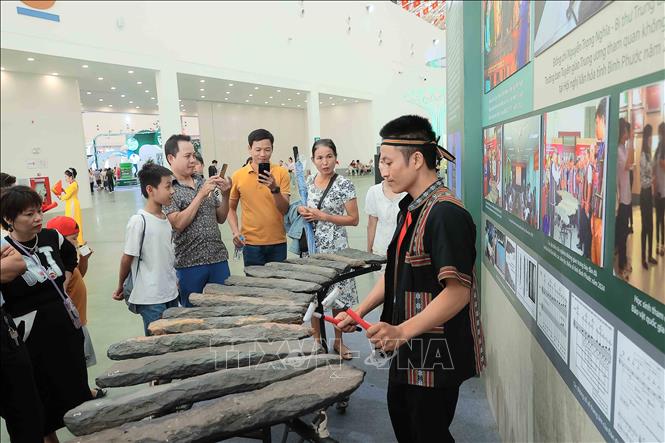 Tiết mục văn nghệ tại không gian trưng bày của tỉnh Đồng Nai. Ảnh: An Đăng - TTXVN