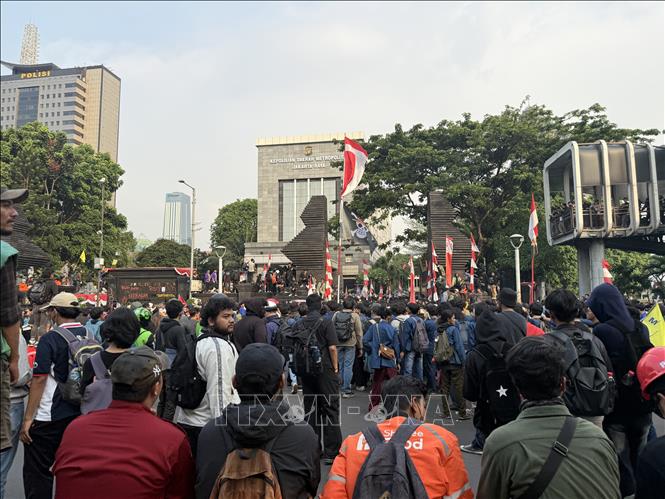Hàng trăm người biểu tình tại Trụ sở Cảnh sát Thủ đô Jakarta (Polda Metro Jaya). Ảnh: Minh Thái - Phóng viên TTXVN tại Indonesia