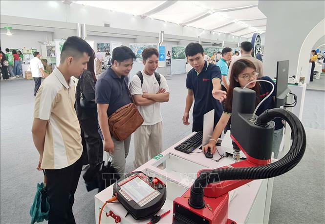 Khách tham quan không gian trưng bày của Công ty Cổ phần Bóng đèn Phích nước Rạng Đông. Ảnh: An Đăng - TTXVN