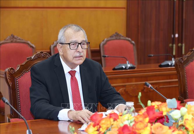 Đồng chí Pedro Vazquez Gonzalez, Ủy viên Bộ Chính trị, Hạ nghị sĩ Quốc hội, Chủ tịch Ủy ban Đối ngoại của Quốc hội phát biểu tại buổi tiếp. Ảnh: Phương Hoa - TTXVN