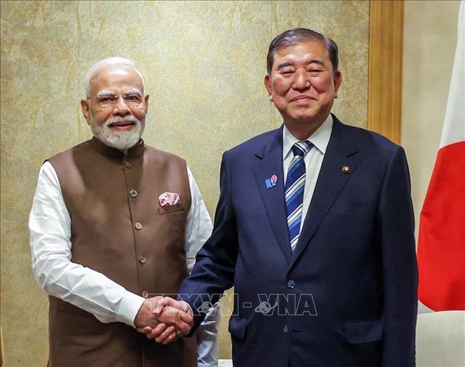 Thủ tướng Nhật Bản Shigeru Ishiba (phải) và người đồng cấp Ấn Độ Narendra Modi tại cuộc gặp ở Tokyo ngày 29/8/2025. Ảnh: ANI/TTXVN