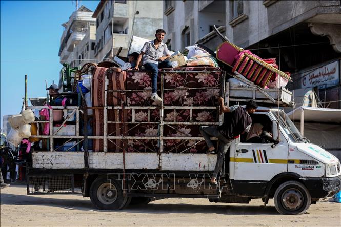 Người dân Palestine di tản xuống phía Nam Dải Gaza ngày 28/8/2025. Ảnh: THX/TTXVN