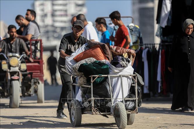 Người dân Palestine di tản xuống phía Nam Dải Gaza ngày 28/8/2025. Ảnh: THX/TTXVN