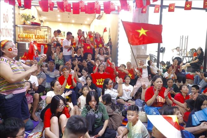 Ngưởi dân tập trung cùng thức xuyên đêm trên các tuyến phố chờ xem Lễ Tổng duyệt diễu binh, diẽu hành vào sáng 30/8. Ảnh: Minh Quyết - TTXVN