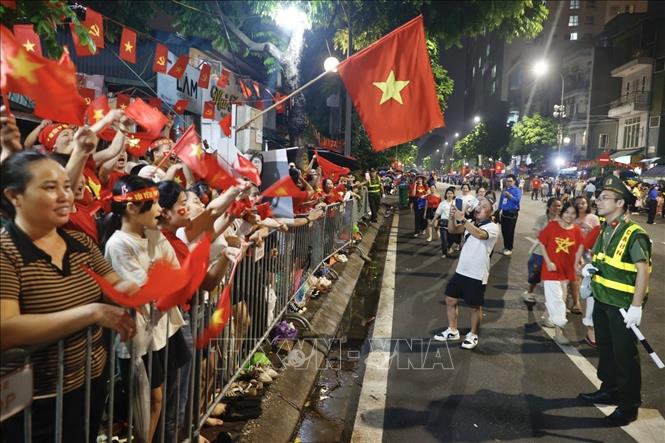 Ngưởi dân tập trung cùng thức xuyên đêm trên các tuyến phố chờ xem Lễ Tổng duyệt diễu binh, diễu hành vào sáng 30/8. Ảnh: Minh Quyết - TTXVN