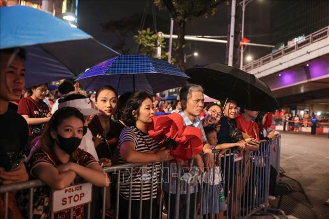 Ngưởi dân tập trung cùng thức xuyên đêm trên các tuyến phố chờ xem Lễ Tổng duyệt diễu binh, diễu hành vào sáng 30/8. Ảnh: Hoàng Hiếu - TTXVN