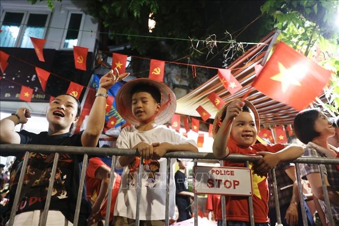 Ngưởi dân tập trung cùng thức xuyên đêm trên các tuyến phố chờ xem Lễ Tổng duyệt diễu binh, diễu hành vào sáng 30/8. Ảnh: Minh Quyết - TTXVN