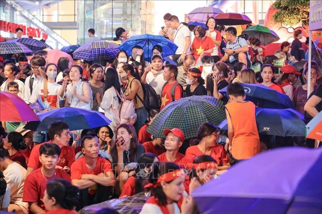 Ngưởi dân tập trung cùng thức xuyên đêm trên các tuyến phố chờ xem Lễ Tổng duyệt diễu binh, diễu hành vào sáng 30/8. Ảnh: Hoàng Hiếu - TTXVN