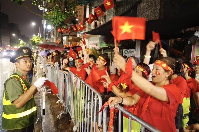 Ngưởi dân tập trung cùng thức xuyên đêm trên các tuyến phố chờ xem Lễ Tổng duyệt diễu binh, diễu hành vào sáng 30/8. Ảnh: Minh Quyết - TTXVN