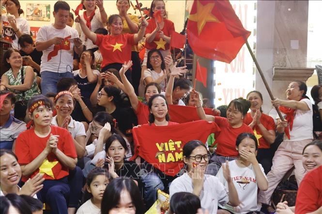 Ngưởi dân tập trung cùng thức xuyên đêm trên các tuyến phố chờ xem Lễ Tổng duyệt diễu binh, diễu hành vào sáng 30/8. Ảnh: Minh Quyết - TTXVN