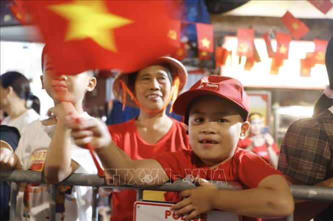 Ngưởi dân tập trung cùng thức xuyên đêm trên các tuyến phố chờ xem Lễ Tổng duyệt diễu binh, diễu hành vào sáng 30/8. Ảnh: Minh Quyết - TTXVN