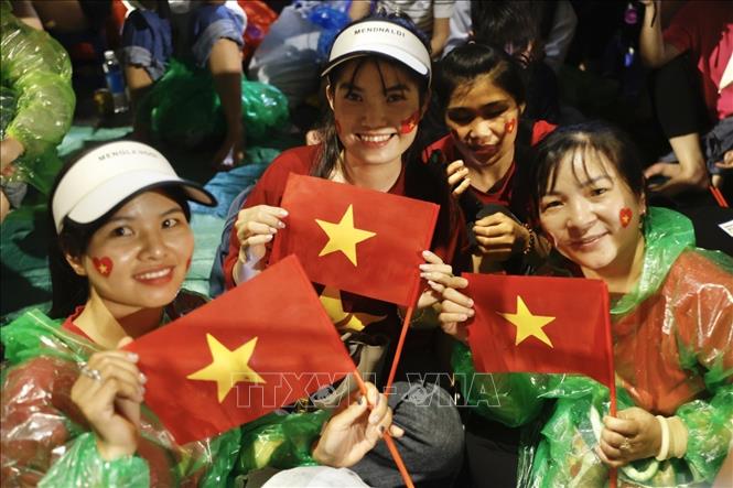 Ngưởi dân tập trung cùng thức xuyên đêm trên các tuyến phố chờ xem Lễ Tổng duyệt diễu binh, diễu hành vào sáng 30/8. Ảnh: Minh Quyết - TTXVN