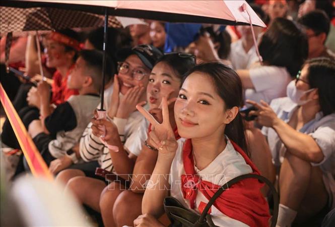 Ngưởi dân tập trung cùng thức xuyên đêm trên các tuyến phố chờ xem Lễ Tổng duyệt diễu binh, diễu hành vào sáng 30/8. Ảnh: Hoàng Hiếu - TTXVN