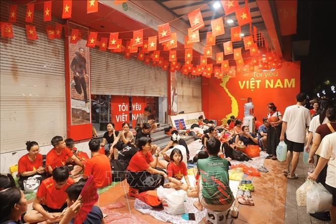 Ngưởi dân tập trung cùng thức xuyên đêm trên các tuyến phố chờ xem Lễ Tổng duyệt diễu binh, diễu hành vào sáng 30/8. Ảnh: Minh Quyết - TTXVN