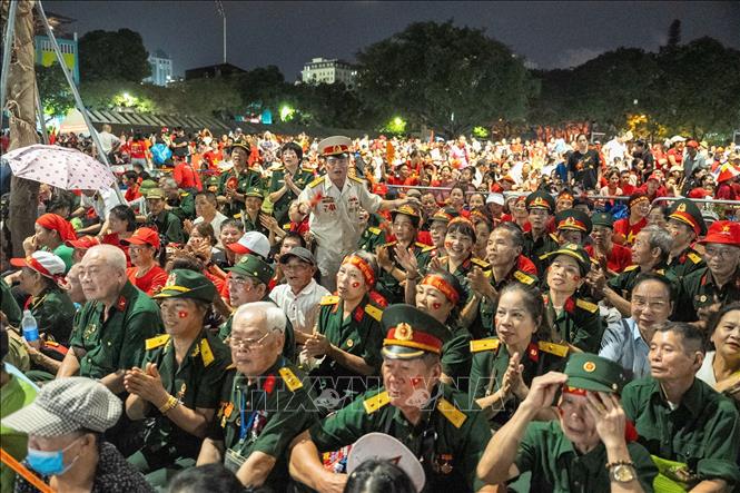 Rất đông cựu chiến binh và người có công với cách mạng tập trung sớm tại khu vực cuối đường Hùng Vương từ tối 29/8 và cùng hát những bài ca cách mạng để chờ đến giờ khai mạc Tổng duyệt sự kiện A80 (ảnh chụp lúc 3 giờ 50 sáng 30/8). Ảnh: Phạm Tuấn Anh - TTXVN