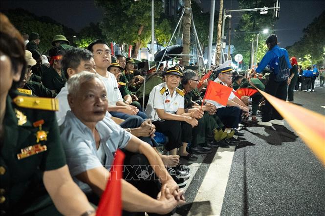 Rất đông cựu chiến binh và người có công với cách mạng tập trung sớm tại khu vực cuối đường Hùng Vương từ tối 29/8, kiên nhẫn chờ đến giờ khai mạc Tổng duyệt sự kiện A80 (ảnh chụp lúc 3 giờ 50 sáng 30/8). Ảnh: Phạm Tuấn Anh - TTXVN