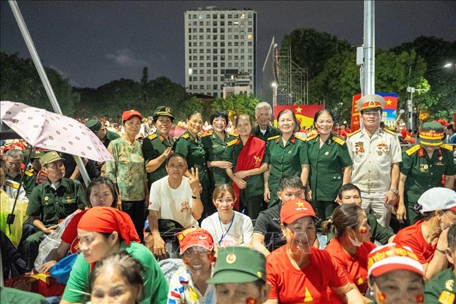 Rất đông cựu chiến binh và người có công với cách mạng tập trung sớm tại khu vực cuối đường Hùng Vương từ tối 29/8, kiên nhẫn chờ đến giờ khai mạc Tổng duyệt sự kiện A80 (ảnh chụp lúc 3 giờ 50 sáng 30/8). Ảnh: Phạm Tuấn Anh - TTXVN