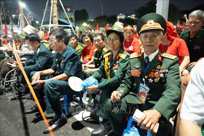 Rất đông cựu chiến binh và người có công với cách mạng tập trung sớm tại khu vực cuối đường Hùng Vương từ tối 29/8, kiên nhẫn chờ đến giờ khai mạc Tổng duyệt sự kiện A80 (ảnh chụp lúc 3 giờ 50 sáng 30/8). Ảnh: Phạm Tuấn Anh - TTXVN