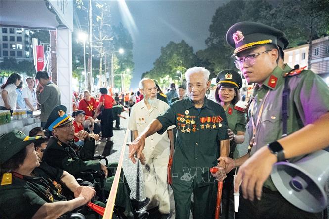 Rất đông cựu chiến binh và người có công với cách mạng tập trung sớm tại khu vực cuối đường Hùng Vương từ tối 29/8, kiên nhẫn chờ đến giờ khai mạc Tổng duyệt sự kiện A80 (ảnh chụp lúc 3 giờ 50 sáng 30/8). Ảnh: Phạm Tuấn Anh - TTXVN