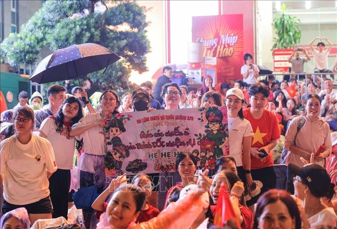 Đông đảo người dân chờ trên phố Văn Cao thức xuyên đêm chờ đón sự kiện. Ảnh: Hoàng Hiếu - TTXVN