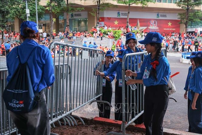 Thanh niên tình nguyện vận chuyển barie, hỗ trợ lực lượng an ninh, đảm bảo an toàn cho buổi tổng duyệt diễu binh, diễu hành, rạng sáng 30/8. Ảnh: Hoàng Hiếu - TTXVN