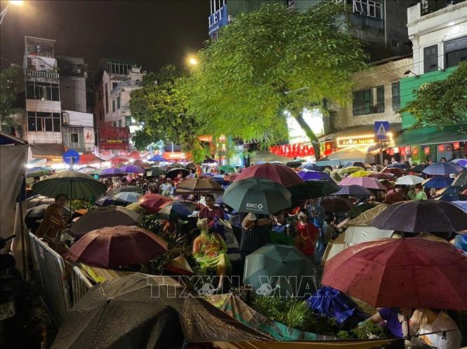 Người dân tập trung rất đông tại khu vực Cửa Nam, sẵn sàng đội mưa để chờ đến buổi tổng duyệt (ảnh chụp lúc 4g15 sáng 30/8). Ảnh: Thanh Tùng - TTXVN