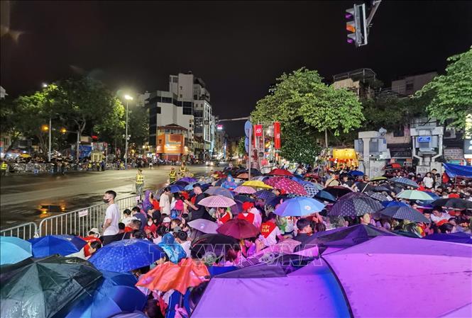 Người dân tập trung rất đông tại khu vực Cửa Nam, sẵn sàng đội mưa để chờ đến buổi tổng duyệt (ảnh chụp lúc 4g15 sáng 30/8). Ảnh: Thanh Tùng - TTXVN