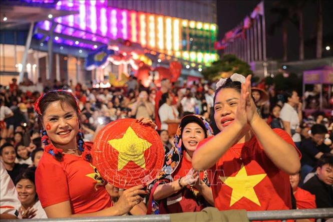Những gương mặt vui tươi, không có dấu hiệu mệt mỏi sau một đêm thức trắng của người dân tập trung trên phố Văn Cao (ảnh chụp lúc 4 giờ ngày 30/8). Ảnh: Hoàng Hiếu - TTXVN