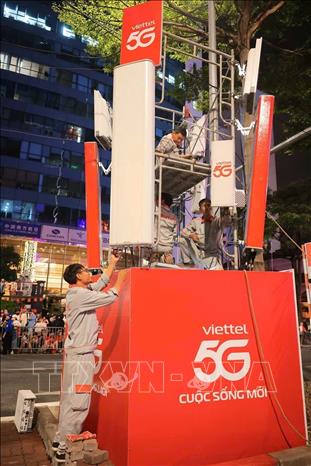 Công nhân Viettel thức xuyên đêm lắp đặt thêm 9 trạm BTS tại khu vực Liễu Giai - Văn Cao phục vụ nhu cầu tăng cao của người dân (ảnh chụp lúc 4g sáng 30/8). Ảnh: Hoàng Hiếu - TTXVN