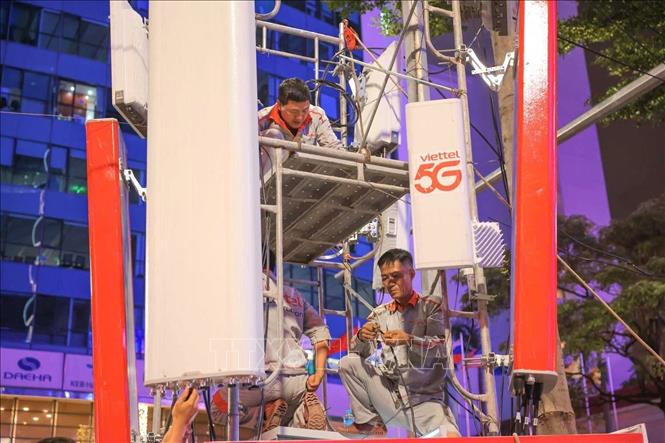 Công nhân Viettel thức xuyên đêm lắp đặt thêm 9 trạm BTS tại khu vực Liễu Giai - Văn Cao phục vụ nhu cầu tăng cao của người dân (ảnh chụp lúc 4g sáng 30/8). Ảnh: Hoàng Hiếu - TTXVN