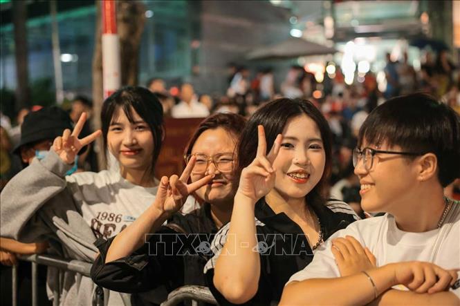 Dù thức trắng đêm những các bạn trẻ này vẫn tỏ ra rất vui và phấn khích, không hề thấy vẻ mệt mỏi trên gương mặt  (ảnh chụp 4g15 tại khu vực Cửa Nam). Ảnh: Thanh Tùng - TTXVN