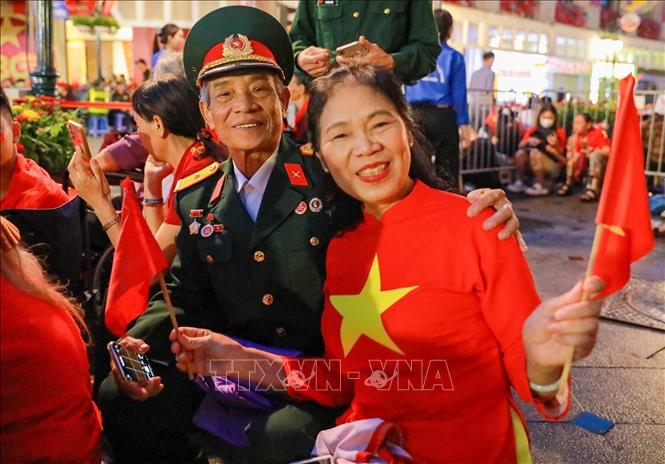 Từ sáng sớm, đã có nhiều cựu chiến binh cùng gia đình có mặt tại phố Hàng Bài để chứng kiến Lễ tổng duyệt A80. Ảnh: Khánh Hoà - TTXVN
