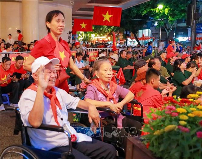 Khu vực ưu tiên dành cho các cựu chiến binh, người già và trẻ em trên tuyến phố Tràng Tiền. Ảnh: Khánh Hoà - TTXVN
