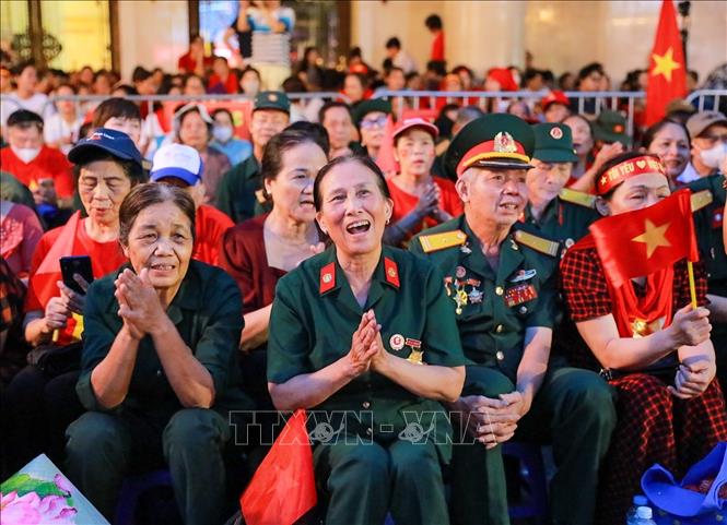 Từ sáng sớm, đã có rất đông cựu chiến binh có mặt tại khu vực ngã tư Hàng Bài - Tràng Tiền - Hàng Khay - Đinh Tiên Hoàng để chứng kiến Lễ tổng duyệt A80 (ảnh chụp 5 giờ 30 sáng).  Ảnh: Khánh Hoà - TTXVN
