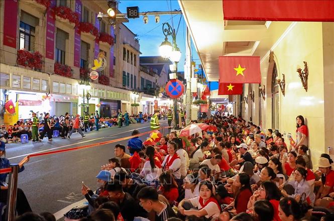 Khu vực phố Tràng Tiền đã có rất đông người dân đến tập trung từ hôm trước. Ảnh: Khánh Hoà - TTXVN