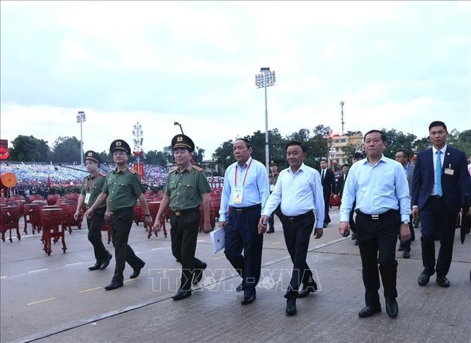Đồng chí Trần Cẩm Tú, Ủy viên Bộ Chính trị, Thường trực Ban Bí thư, Trưởng Ban Chỉ đạo Trung ương kỷ niệm các ngày lễ lớn và sự kiện lịch sử quan trọng của đất nước trong 3 năm 2023-2025 đến dư và kiểm tra chương trình Tổng duyệt. Ảnh: Lâm Khánh - TTXVN