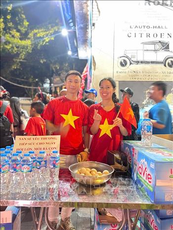 Vợ chồng chị Nguyễn Hoa và anh Tú, phố Đình Ngang, phường Cửa Nam. Ảnh: Công Đạt - TTXVN