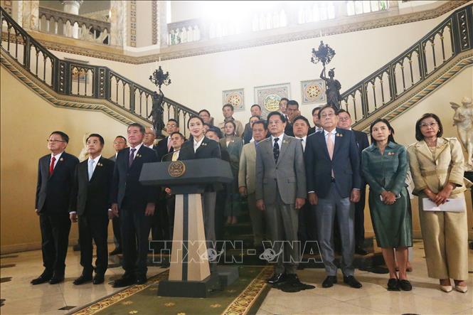 Thủ tướng bị đình chỉ của Thái Lan, bà Paetongtarn Shinawatra (phía trước, giữa) trong cuộc họp báo tại Bangkok ngày 29/8/2025. Ảnh: THX/TTXVN