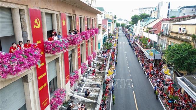Người dân tập trung tại phố Tràng Tiền để theo dõi lễ tổng duyệt lễ diễu binh, diễu hành sự kiện A80. Ảnh: Phan Phương – TTXVN