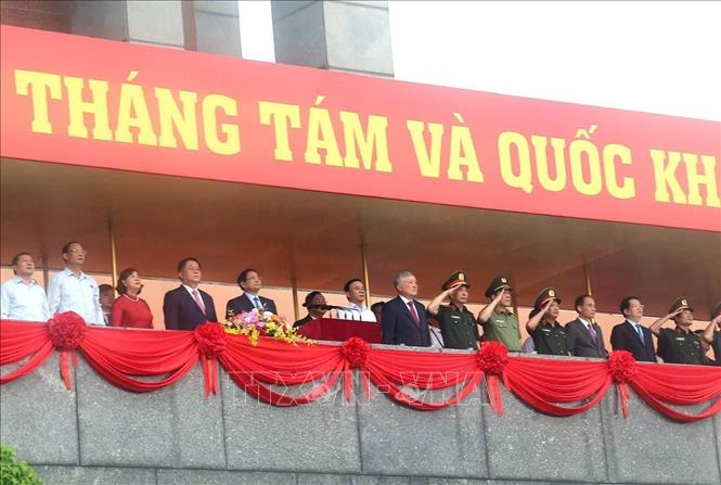 Thủ tướng Phạm Minh Chính và Lãnh đạo Đảng, Nhà nước trên khán đài thực hiện nghi lễ chào cờ. Ảnh: Lâm Khánh - TTXVN