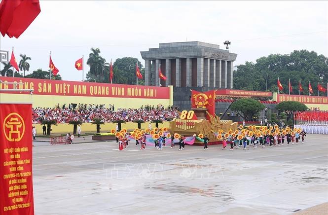 Xe mô hình Quốc huy nước Cộng hòa xã hội chủ nghĩa Việt Nam đi đầu khối diễu binh, diễu hành. Ảnh: TTXVN