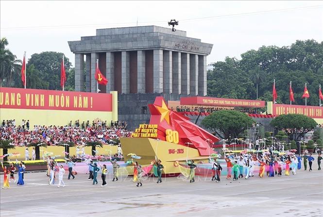 Xe mô hình biểu tượng 80 năm Ngày Cách mạng tháng Tám và Quốc khánh nước CHXHCN Việt Nam. Ảnh: TTXVN
