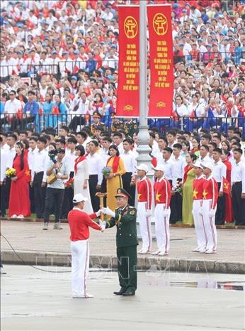 Chương trình bắt đầu bằng lễ rước đuốc, thắp sáng đài lửa - biểu tượng khát vọng của dân tộc Việt Nam. Ảnh: TTXVN