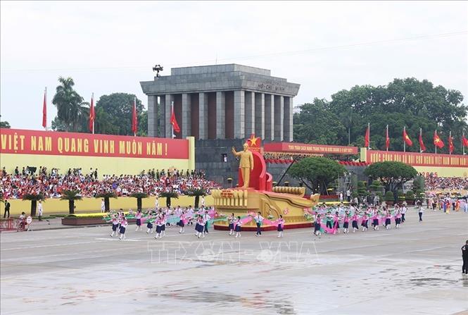 Xe rước chân dung Chủ tịch Hồ Chí Minh diễu qua Lễ đài. Ảnh: TTXVN